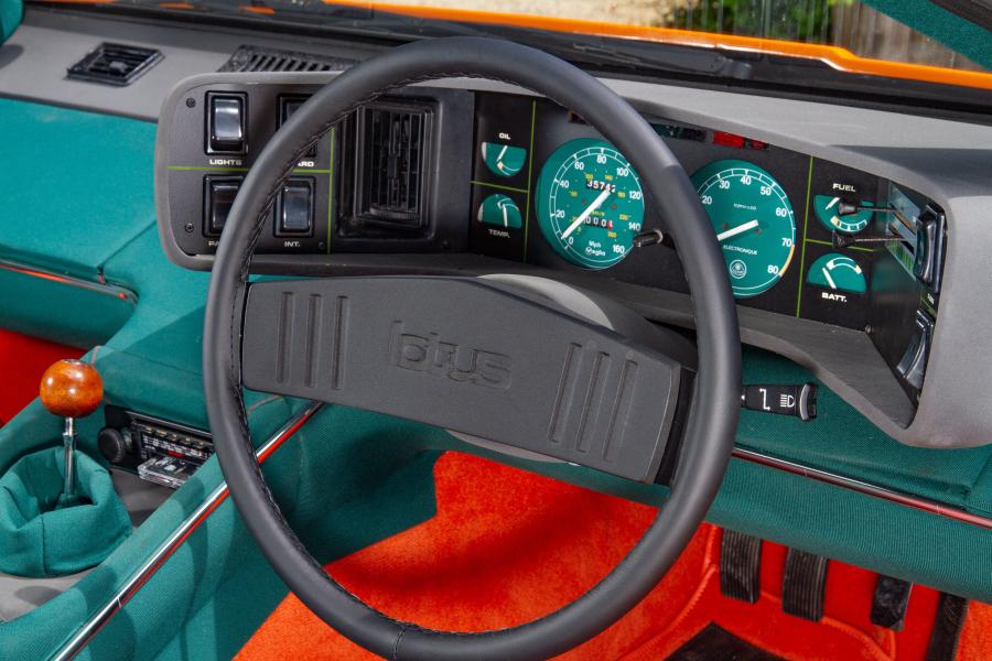 Панель приборов Lotus Esprit 1976 года  (UK) (фото 8 из 12)